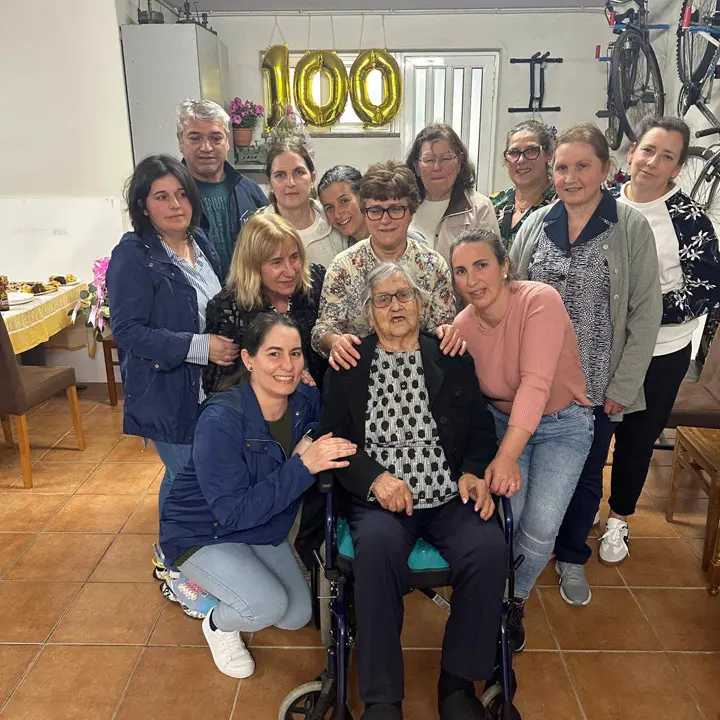 Equipa da Associação com uma utente